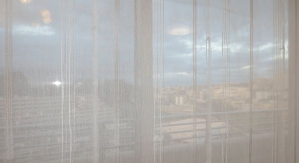 シェードにした時も美しいストライプ柄の生地