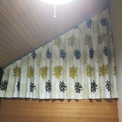 変形窓とカーテン