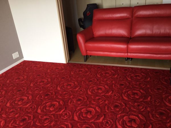 赤いカーテンと赤いソファ